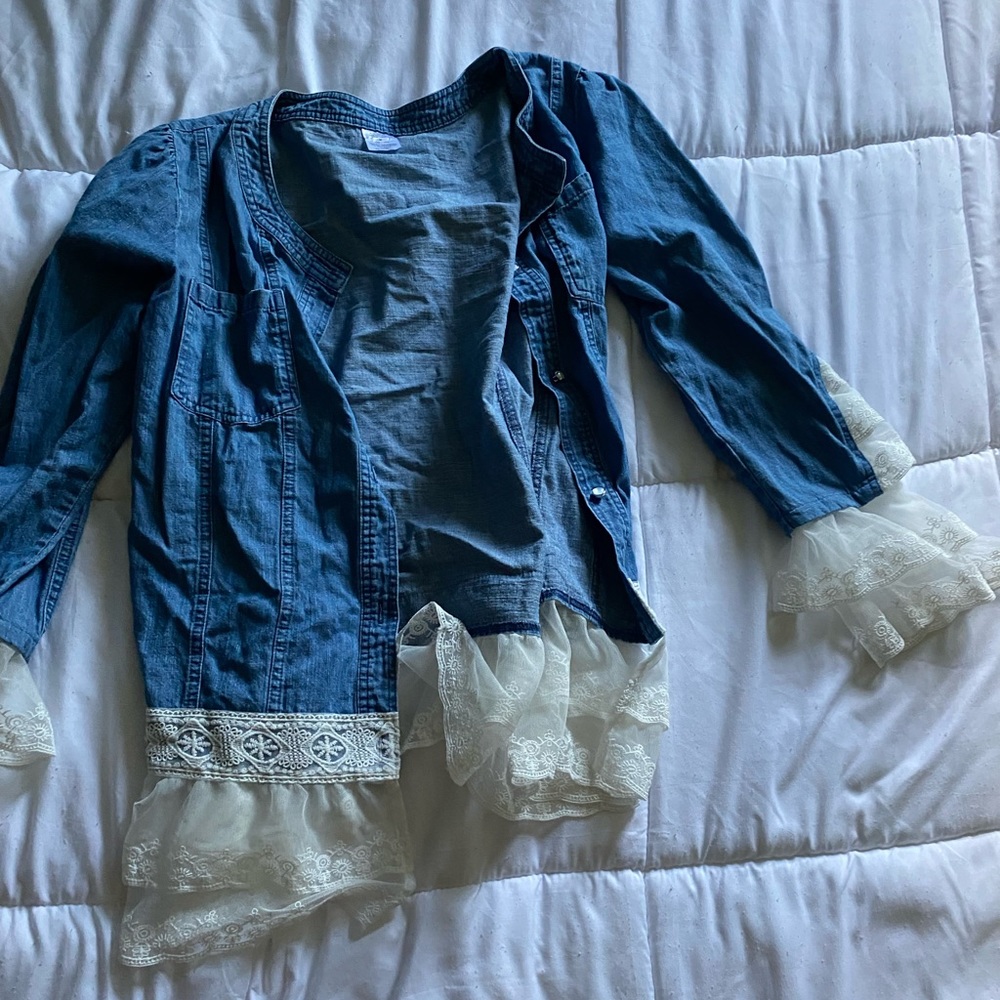 Beautiful jean jacket shirt with lace details - Picture 2 of 5
